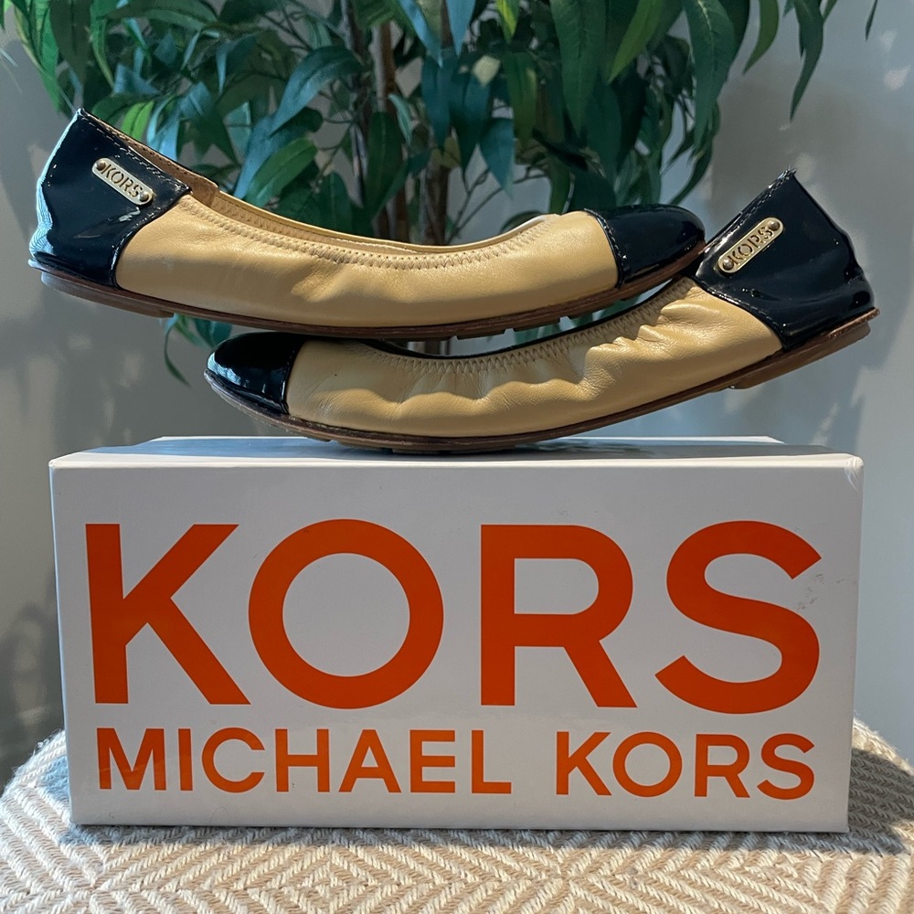 KORS MICHAEL KORS BALLERINA FLAT Size 7.5 Tan Leather with Black Patent Leather.
